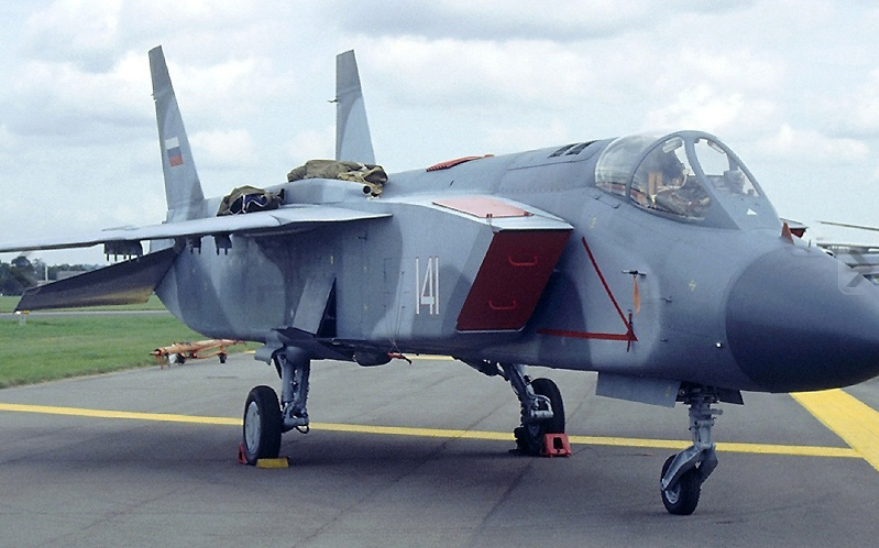 Cục thiết kế Yakovlev đã có kinh nghiệm tuyệt vời trong việc chế tạo máy bay với khả năng cất cánh và hạ cánh thẳng đứng, ví dụ như Yak-36 và Yak-38. Tuy nhiên, các quan chức chính phủ và quân đội Liên Xô đã không hoàn toàn hài lòng với hiệu suất của các loại máy bay này. Nguồn ảnh: Military-today.