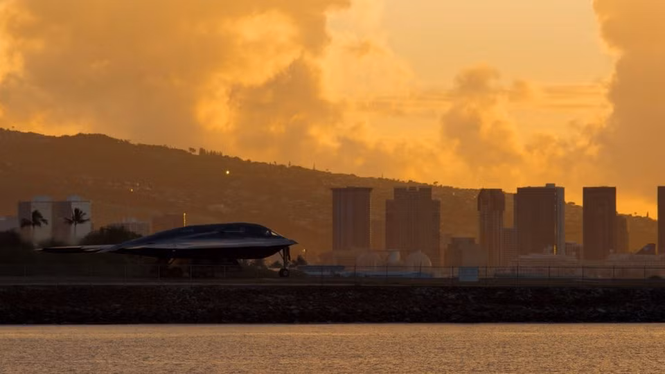 Đáp trả lại động thái tuyên bố "chuẩn bị cho chiến tranh" của Trung Quốc, Mỹ đã có hành động đưa các máy bay ném bom B-2 Spirit của nước này tới căn cứ sân bay trên đảo Hawaii. Nguồn ảnh: Aviation.