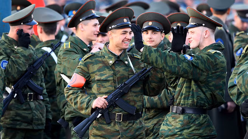 Nga cũng cho phép người nước ngoài gia nhập quân đội nước này với điều kiện tình nguyện viên có tuổi đời từ 18 tới 30, thông thạo tiếng Nga và sẽ ký hợp đồng ít nhất 5 năm phục vụ. Nguồn ảnh: Toplist.