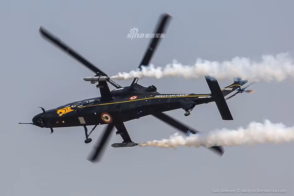 Trên lý thuyết, HAL LCH có tốc độ giới hạn là 330 km/h và tốc độ tối đa là 268 km/h. Tầm hoạt động của chiếc trực thăng do Ấn Độ tự sản xuất này tối đa 550 km tuỳ điều kiện thời tiết. Nguồn ảnh: Sina.