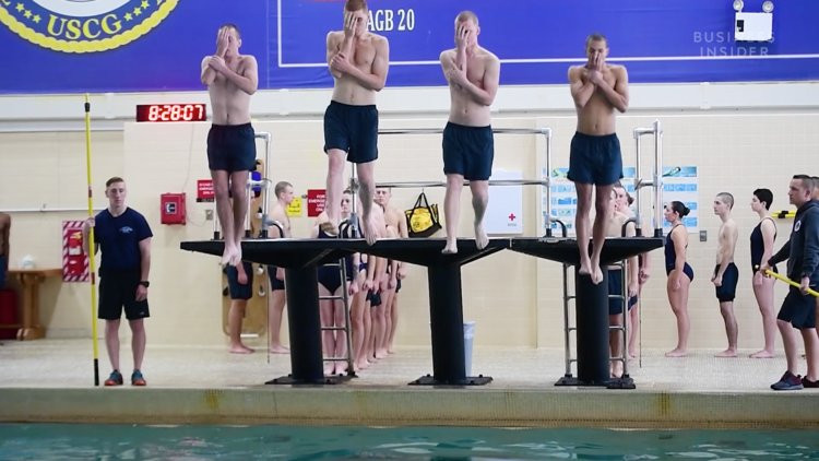 Thực tế thì tân binh Tuần duyên không nhất thiết phải biết bơi vì kể cả khi biết bơi sẵn, họ vẫn sẽ phải học lại để bơi đúng kỹ thuật của lực lượng này. Nguồn ảnh: BI.