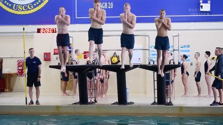 Thực tế thì tân binh Tuần duyên không nhất thiết phải biết bơi vì kể cả khi biết bơi sẵn, họ vẫn sẽ phải học lại để bơi đúng kỹ thuật của lực lượng này. Nguồn ảnh: BI.