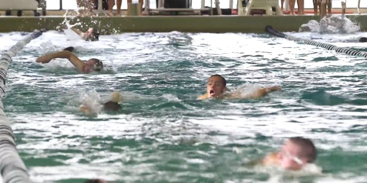 Lính tuần duyên chắc chắn sẽ phải biết bơi và bài kiểm tra đầu tiên của họ là bơi 100 mét trong thời gian ngắn nhất có thể. Nguồn ảnh: BI.