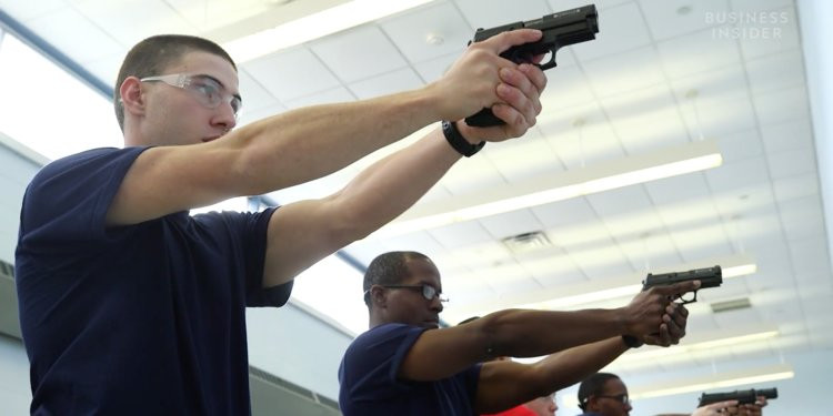 Không thể thiếu được đó là bài huấn luyện cách sử dụng các loại vũ khí cá nhân. Nguồn ảnh: BI.