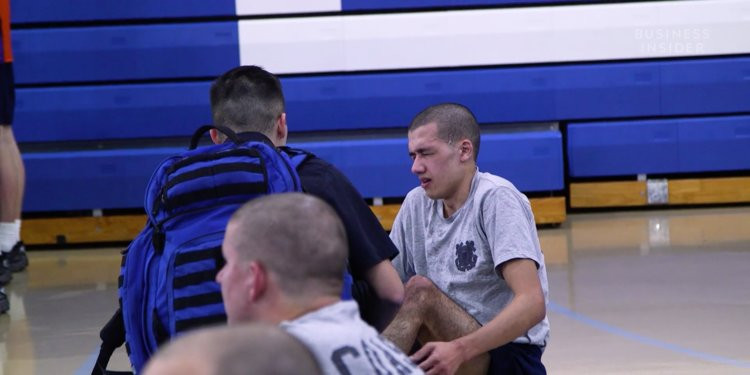 Những công tử bột tân binh này sẽ phải hoàn thành bài kiểm tra thể lực đầu vào bao gồm chống đẩy, đứng lên ngồi xuống và chạy bền 3 km. Sau bài "phủ đầu" này, nhiều người thậm chí đã ngất xỉu. Nguồn ảnh: BI.