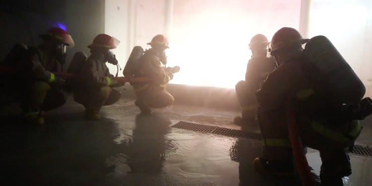 Chữa cháy là một kỹ năng cực kỳ quan trọng nhất là khi đám cháy xảy ra trên tàu ở giữa biển. Nguồn ảnh: BI.