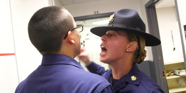 Những pha hét vào mặt luôn là đặc điểm thường thấy trong khoá huấn luyện tân binh của toàn quân đội Mỹ và huấn luyện tân binh tuần duyên cũng tương tự. Nguồn ảnh: BI.