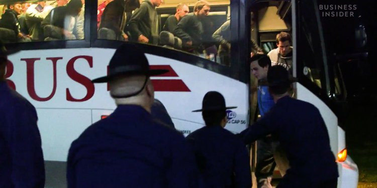 Ngay từ khi cửa xe bus mở, học viên tân binh đã bắt đầu được nghe những chàng quát mắng của những sĩ quan chỉ huy cũng là những huấn luyện viên và giáo viên của học trong suốt thời gian đào tạo tại đây. Nguồn ảnh: BI.