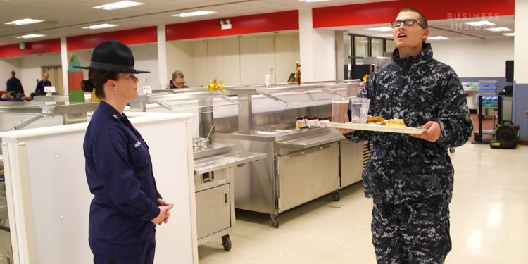 Kể cả khi không gào thét, các huấn luyện viên cũng luôn có cách gây áp lực cho học viên của mình. Ảnh: Huấn luyện viên tuần duyên bất chợt đặt câu hỏi "kiểm tra bài cũ" cho học viên ngay khi họ đang chuẩn bị ăn tối. Nguồn ảnh: BI.