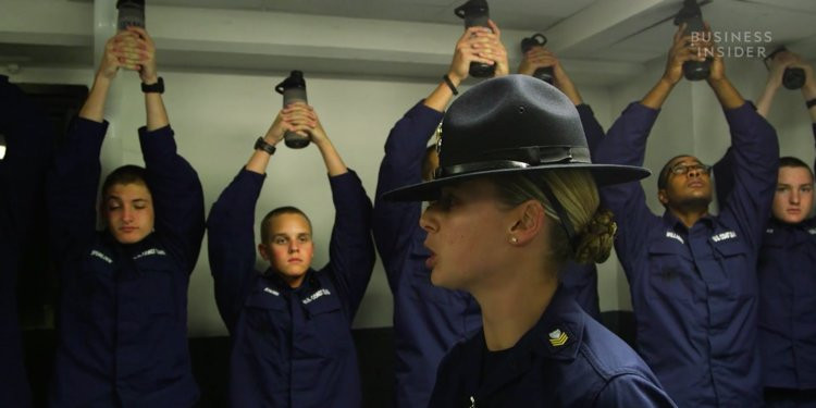 Thậm chí chiếc bình nước học viên mang theo người cũng có thể trở thành "giáo cụ học tập" khi họ phải giơ bình nước thẳng lên trên đầu trong vòng 20 phút liên tục. Nguồn ảnh: BI.