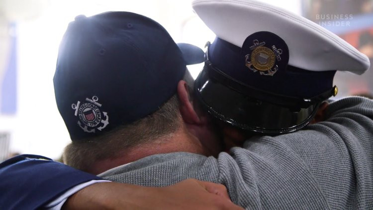 Sau tám tuần huấn luyện đầy gai góc, những học viên tân binh này về cơ bản đã trở thành một người lính thực sự và khi đó họ sẽ được gặp gia đình. Nhiều cha mẹ đã ngỡ ngàng về sự thay đổi của con cái mình chỉ sau 2 tháng không gặp gỡ. Nguồn ảnh: BI.