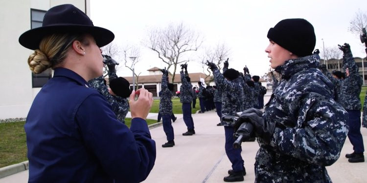 Nếu các học viên không đạt yêu cầu của bài tập, họ sẽ bị buộc phải tập lại bài tập đó những sẽ tập kèm theo những khẩu súng mô hình có trọng lượng đúng bằng súng thật. Nguồn ảnh: BI.