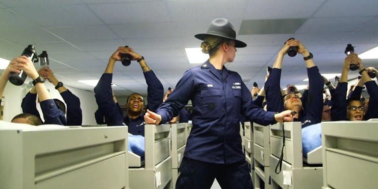 Sĩ quan huấn luyện kiểm tra xem học viên nào đang giơ bình nước chưa đủ cao để chuẩn bị "sạc". Nguồn ảnh: BI.