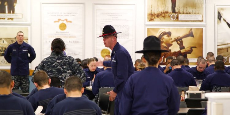 Ngay cả trong nhà ăn, các huấn luyện viên cũng không ngừng hét mắng thậm chí là chửi bới học viên của mình - đây được xem là một trong những phần quan trọng của việc "huấn nhục". Nguồn ảnh: BI.