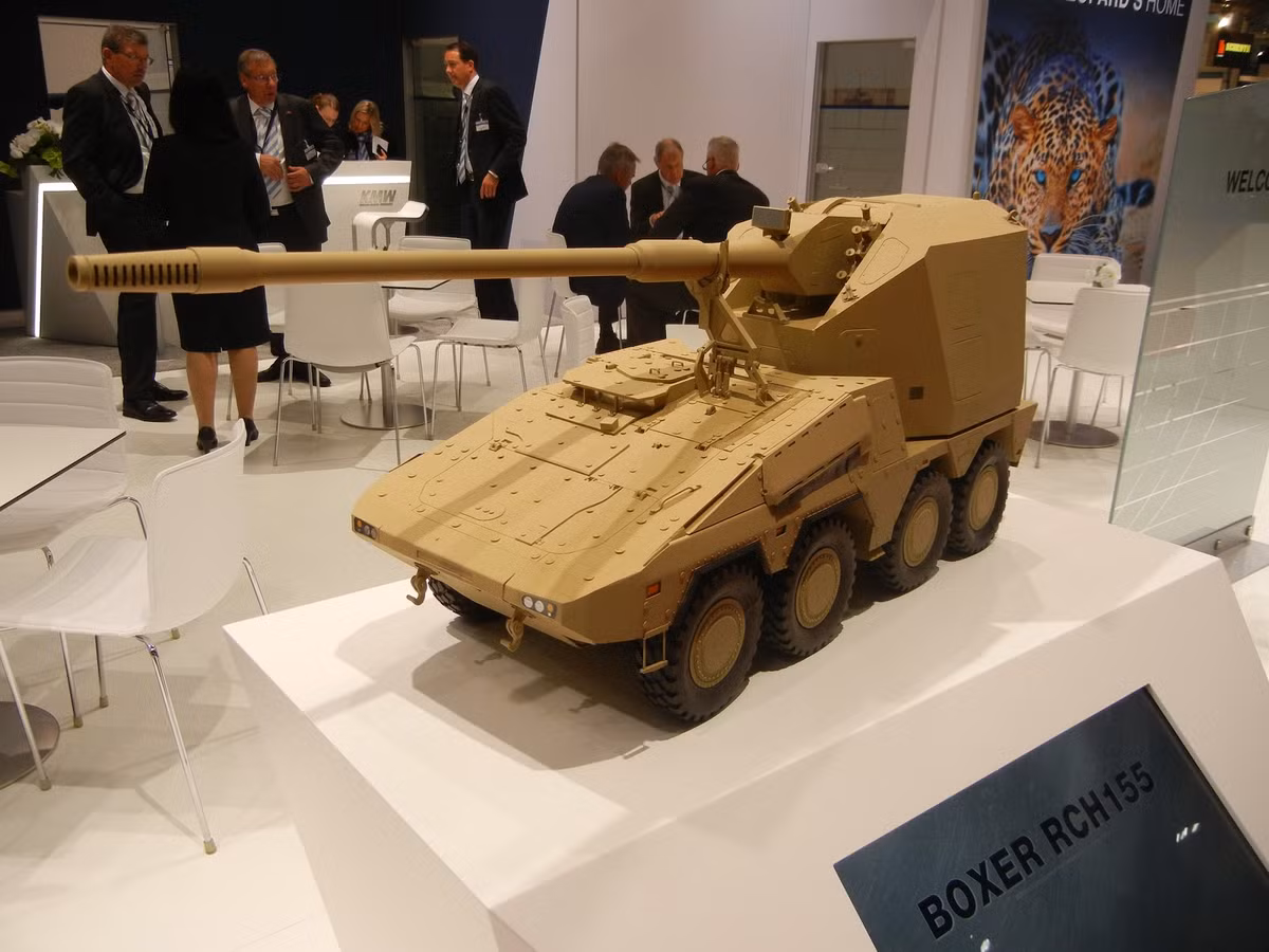 Pháo chính có thể chứa và mang theo tổng cộng 30 viên đạn. Một hệ thống nâng được lắp đặt ở phía trước tháp pháo. Nó cho phép kíp lái tải đạn dược từ bên ngoài xe vào hầm dự trữ. Nguồn ảnh: Military-today.