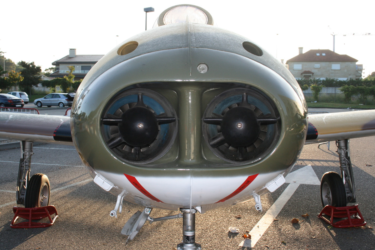 Cận cảnh cửa hút gió mũi của chiếc máy bay cường kích HA-220. Tốc độ tối đa mà chiếc máy bay này đạt được vào khoảng 800 km, tầm bay tối đa 1400 km và có trần bay 13.000 mét. Nguồn ảnh: Primeportal.