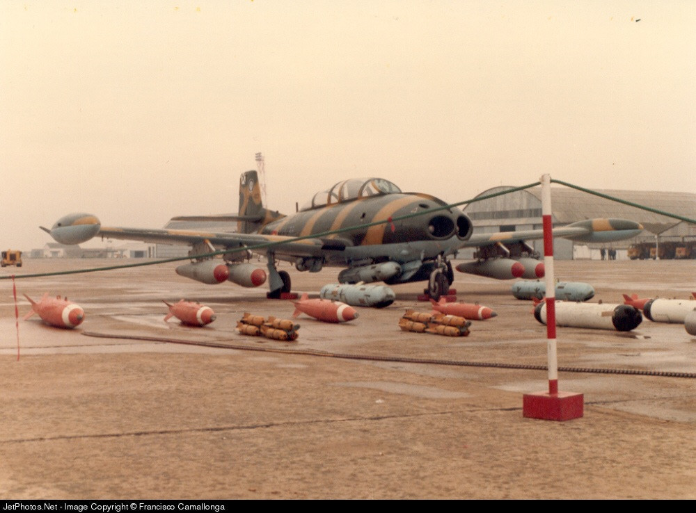 HA-220 được trang bị hai động cơ với cửa hút gió được đặt ở mũi - đây là thiết kế khá độc đáo giúp trọng tâm của HA-220 dồn về giữa thay vì dàn sang hai bên cánh máy bay như trong các thiết kế sau này. Nguồn ảnh: Aviation.