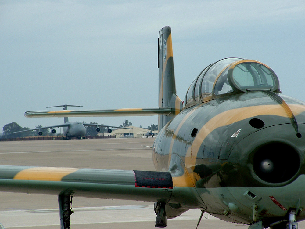 Thiết kế ban đầu của HA-220 mang tên HA-200 có hai chỗ ngồi và là phiên bản máy bay phản lực huấn luyện. Tới khi nâng cấp lên bản HA-220, chiếc máy bay phản lực này được rút xuống chỉ còn một chỗ ngồi nhưng lại có thêm khả năng cường kích. Nguồn ảnh: Primeportal.