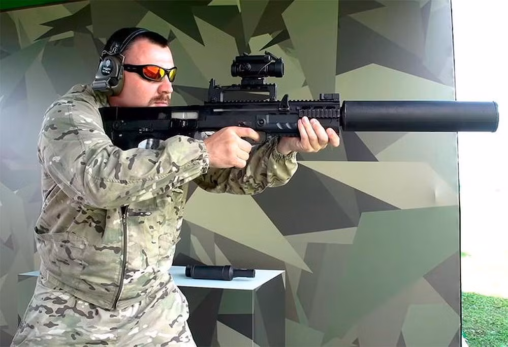 Khe đạn của ASh-12.7 nằm ở phía bên phải ngay phía trên khe gắn hộp tiếp đạn - điều này có nghĩa là xạ thủ sẽ không thể sử dụng súng nếu thuận tay trái vì khi đó vỏ đạn sẽ dễ bay vào mặt xạ thủ khi khai hoả. Nguồn ảnh: Lazarev.