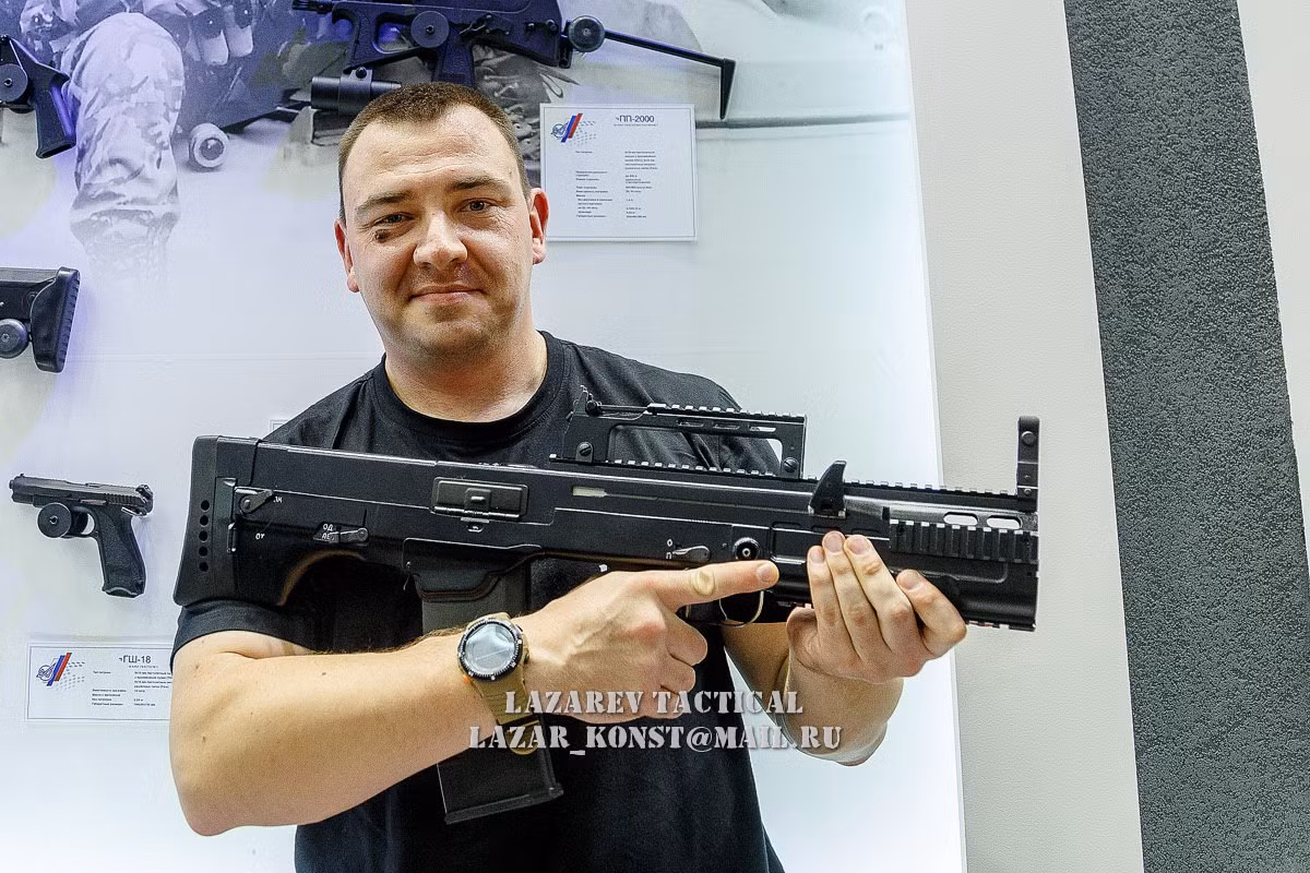 Toàn bộ súng ASh-12.7 được thiết kế bằng kim loại và có trọng lượng khá lớn, lên tới 6 kg tổng cộng. Súng có chiều dài 1020 mm trong đó chiều dài nòng được quảng cáo là chiếm tới 55% độ dài của khẩu súng này. Nguồn ảnh: Lazar.