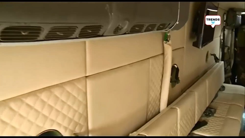 Bên trong thiết giáp là nội thất bọc đệm cực kỳ hiện đại với điều hoà được đặt dọc theo nóc xe. Có lẽ vì khí hậu quá nóng nực ở quốc gia Tây Phi này mà hệ thống điều hoà trên chiếc thiết giáp này lại được đặt chi chít đến như vậy. Nguồn ảnh: GraphicGH.