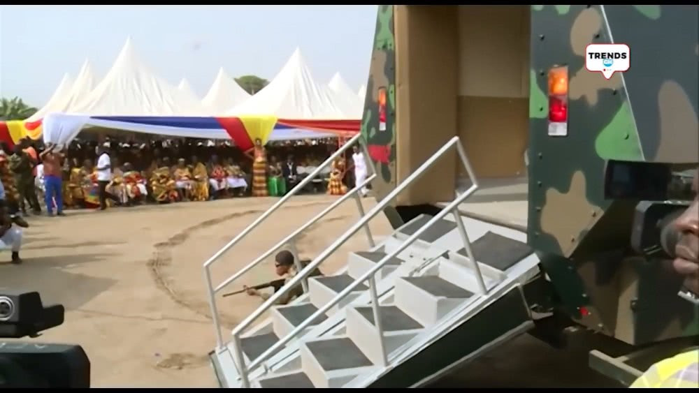 Cầu thang lên xuống xe được đặt ở phía sau với tổng cộng bốn bậc thang. Nguồn ảnh: GraphicGH.