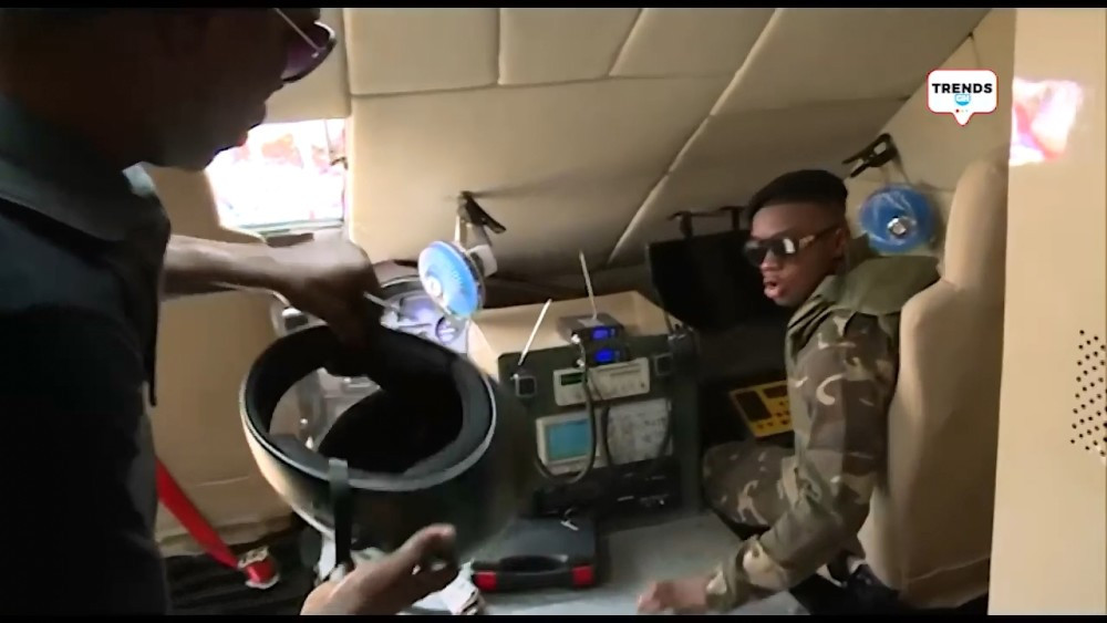 Vị trí lái phụ trên chiếc thiết giáp của Ghana và ghế lái chính được đặt hơi cao hơn ở phía bên trái. Có thể thấy cả hai vị trí này đều được trang bị những chiếc quạt con cóc cỡ nhỏ. Nguồn ảnh: GraphicGH.