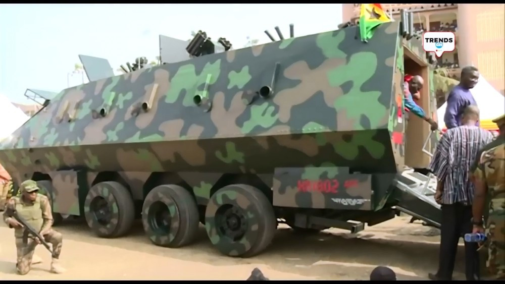 Người dân được thoải mái ra vào thiết giáp để tham quan. Loại thiết giáp này có kích thước tương đương với một chiếc xe bus cỡ lớn. Nguồn ảnh: GraphicGH.