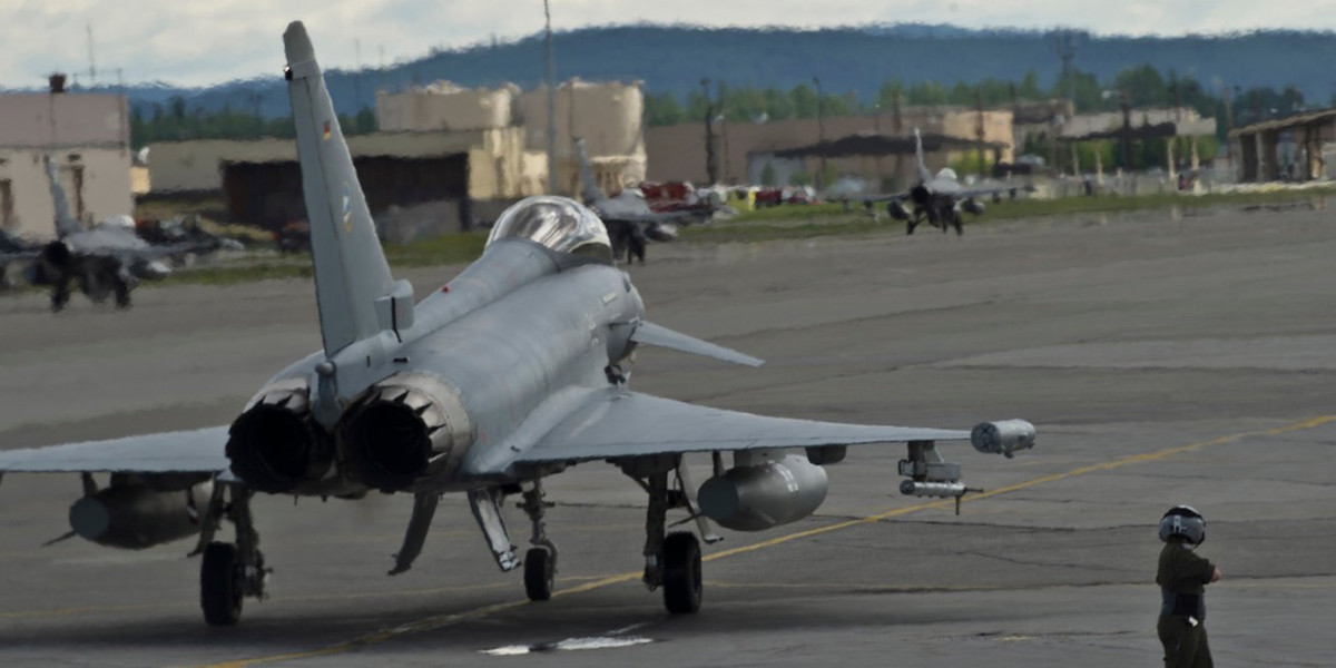 Trong bài phân tích mới đây được Reuters đăng tải, Quân đội Đức đang lâm vào tình trạng suy giảm khả năng chiến đấu trầm trọng. Cụ thể, lực lượng từng là niềm tự hào của Quân đội Đức là không quân đang trong hoàn cảnh không thể bi thảm hơn khi 1/2 phi đội chiến đấu Eurofighter và Tornado của họ không thể cất cánh. Nguồn ảnh: BI.