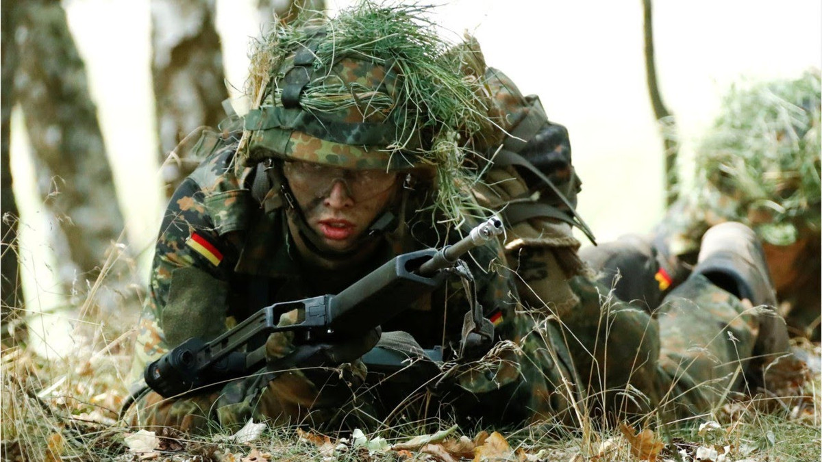 Rất nhiều chính trị gia của Đức đang rất nỗ lực để có thể tái thiết quân đội nước này trong tương lai. Đã gần ba thập kỷ kể từ khi Chiến tranh Lạnh kết thúc và cũng ngần đấy thời gian kể từ khi nước Đức thống nhất. Tuy nhiên càng ngày sức mạnh quân sự của Đức chỉ càng đi xuống. Nguồn ảnh: BI.