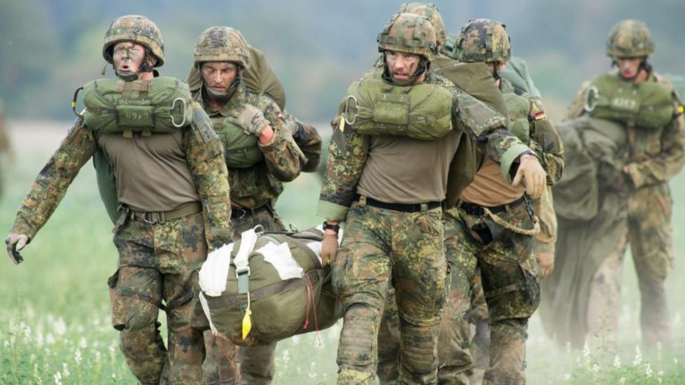 Trong năm 2018 vừa rồi, quân đội Đức cho biết họ thiếu tổng cộng 48.000 kính nhìn đêm nhưng cũng trong năm 2018, quân đội nước này chỉ được phép mua tối đa 4.000 chiếc kính nhìn đêm - nghĩa là sẽ phải mất khoảng... 12 năm để bổ sung đủ chỗ thiếu. Nguồn ảnh: BI.