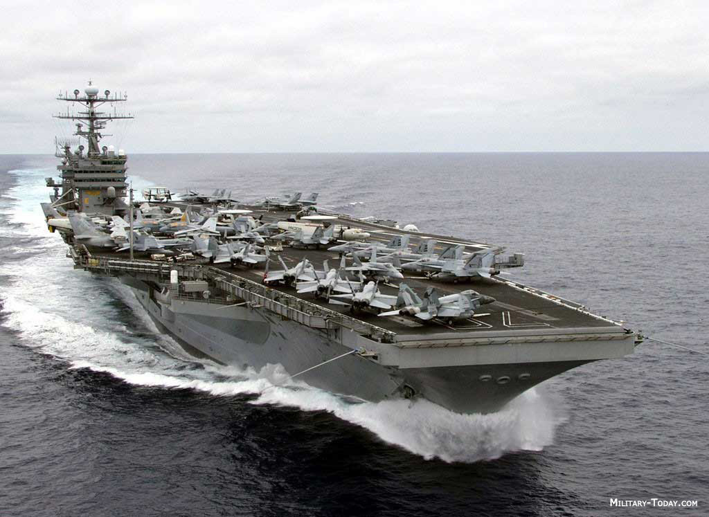 Độ giãn nước tối đa của tàu là 102.000 tấn (có thể vượt quá 106.000 tấn trong một số trường hợp). Con tàu có thể chứa đến 3184 người (203 sĩ quan) không kể đến không đoàn gồm 2800 người (với 366 sĩ quan). Nguồn ảnh: Militarytoday.