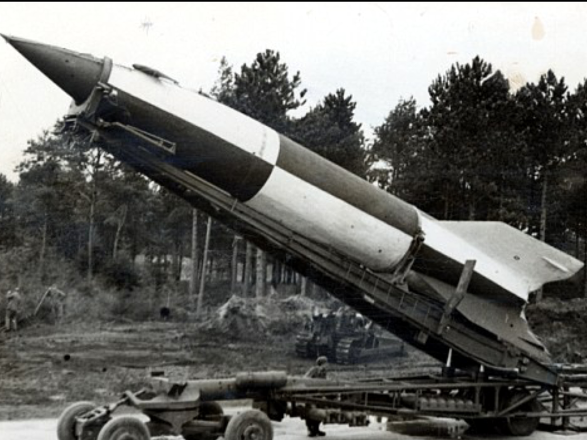 Tên lửa V-2 được Đức bắt đầu sản xuất từ năm 1942 cho tới tận khi Chiến tranh Thế giới thứ hai kết thúc. Trong các tài liệu kỹ thuật của Đức, loại tên lửa này còn có tên là A4. Nguồn ảnh: Warhistoryonline.