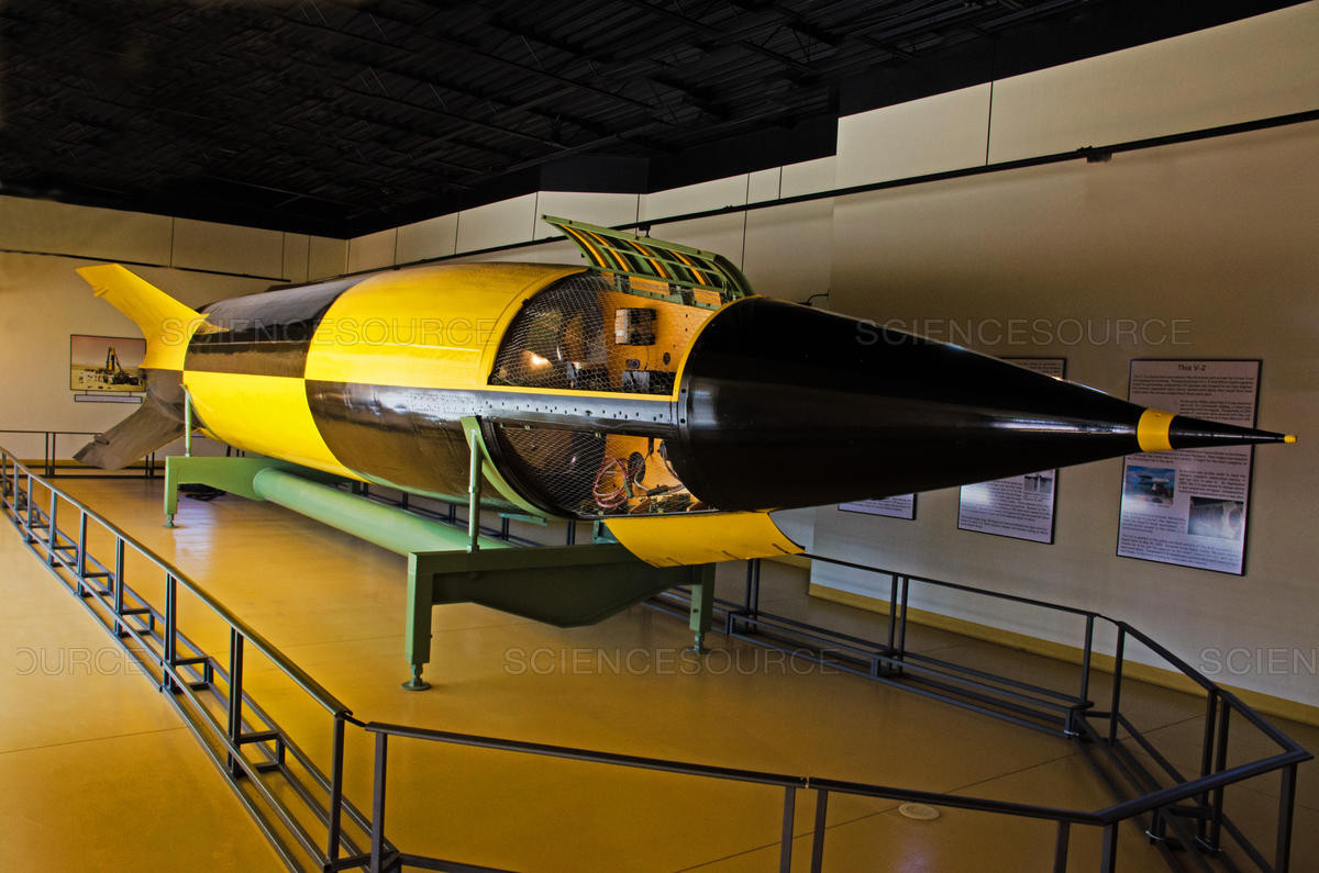 Cơ chế dẫn đường thô sơ của V-2 bao gồm một con quay hồi chuyển để giữ thăng bằng cho quả tên lửa này và một gia tốc kế để xác định quãng đường nó đã bay qua. Khi đến mục tiêu được cài đặt trước, gia tốc kế sẽ ngắt nhiên liệu để tên lửa mất độ cao và rơi dần. Nguồn ảnh: Warhistoryonline.