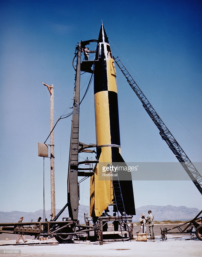 Sau Chiến tranh Thế giới thứ hai, cả Anh, Mỹ và Liên Xô đều thu thập các tài liệu về tên lửa V-2 của Đức để từ đó phát triển khoa học tên lửa thực nghiệm cho quốc gia mình. Xét ở một khía cạnh nào đó, có thể coi V-2 chính là nền móng của ngành khoa học tên lửa hiện đại ngày nay. Nguồn ảnh: Warhistoryonline.