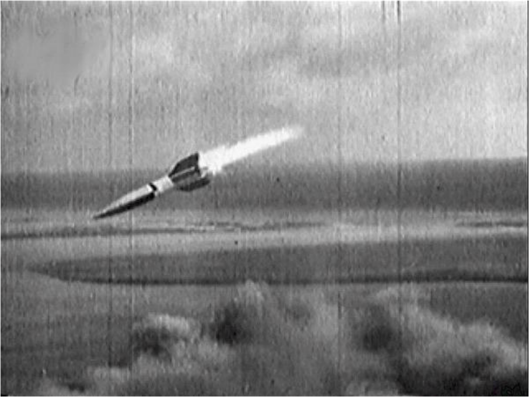 Về cơ bản, tên lửa V-2 có trọng lượng 12.500 tấn, chiều dài 14 mét, đường kính 1,65 mét và có đầu đạn nặng tới 1000 kg - trọng lượng đầu đạn mà nhiều quốc gia sản xuất được tên lửa hành trình ở thời điểm hiện tại vẫn chưa đạt được. Nguồn ảnh: Warhistoryonline.