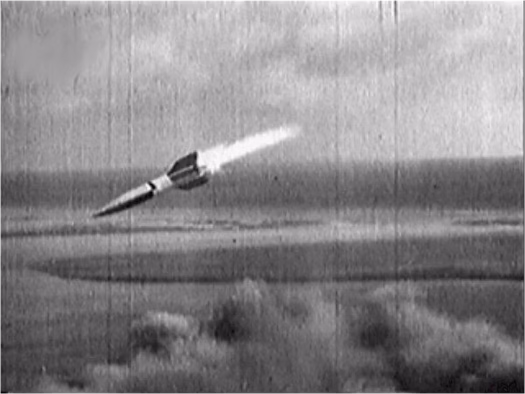 Về cơ bản, tên lửa V-2 có trọng lượng 12.500 tấn, chiều dài 14 mét, đường kính 1,65 mét và có đầu đạn nặng tới 1000 kg - trọng lượng đầu đạn mà nhiều quốc gia sản xuất được tên lửa hành trình ở thời điểm hiện tại vẫn chưa đạt được. Nguồn ảnh: Warhistoryonline.