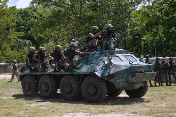Trong khi đó, số lượng xe chiến đấu bộ binh và xe bọc thép chở quân lại lên tới gần 700 chiếc. Sở dĩ Mexico trang bị nhiều loại xe này do đây là l loại phương tiện cực kỳ thích hợp cho việc càn quét... các băng đảng buôn ma tuý vốn thường chỉ được trang bị súng hạng nhẹ. Nguồn ảnh: GFP.