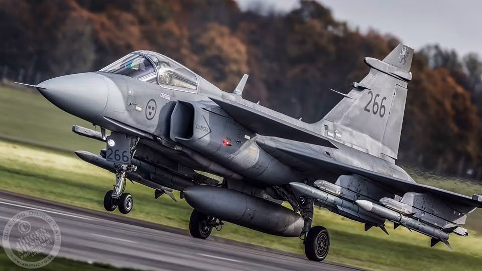 Thiết kế của JAS 39 rất đặc biệt khi nó ra đời với cánh mũi ổn định ở phía trước. Kiểu cánh mũi này không những cho phép máy bay bay nhanh hơn, tầm hoạt động rộng hơn, lực nâng cao hơn mà còn giúp nó tạo được lực nâng mũi máy bay lớn nhất có thể. Nguồn ảnh: WOS.