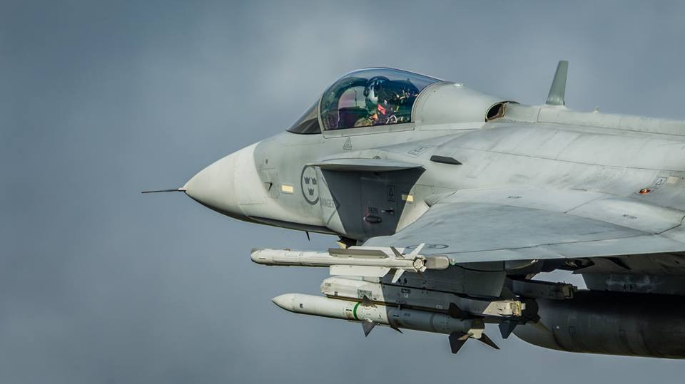 Đặc biệt, JAS 39 có hệ thống tác chiến điện tử được lắp đặt sẵn bên trong thân - điều này giúp nó không phải mang theo pod tác chiến điện tử cồng kềnh khi bay, tăng khả năng mang vũ khí và giảm thiểu việc bị tác động khí động học không mong muốn do pod tác chiến điện tử có thiết kế rất "vướng" với kiểu dáng khi động học không cao. Nguồn ảnh: WOS.