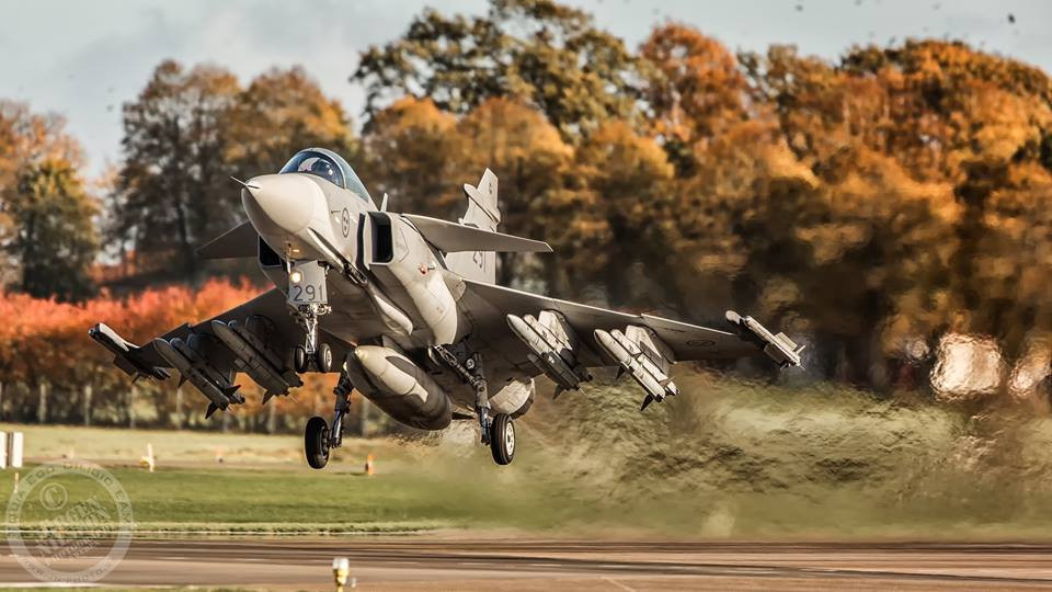 Hệ thống điện tử của tiêm kích JAS 39 do Ericson lập trình biến nó thành một chiếc tiêm kích có khả năng cất - hạ cánh tự động như một máy bay chở khách thông thường. Thậm chí phần mềm còn tác động vào mệnh lệnh điều khiển của phi công để đưa ra những pha nhào lộn "chuẩn" kỹ thuật nhất có thể. Nguồn ảnh: WOS.