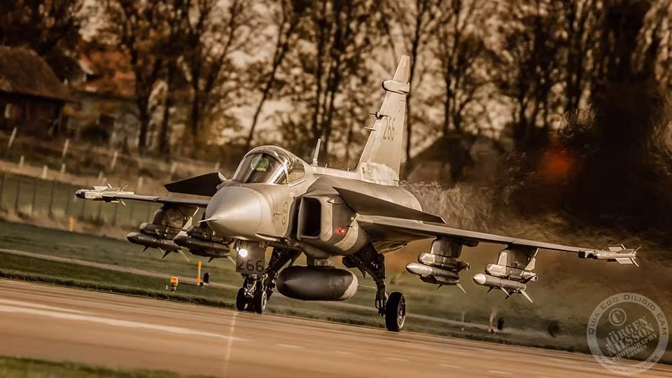 Đặc điểm kỹ thuật của Gripen đòi hỏi nó có đường băng cất - hạ cánh khi mang trọng tải tối đa là 800 mét. Nguồn ảnh: WOS.