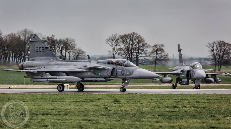 Một khi đã xuống đất, JAS 39 chỉ cần 10 phút để tái nạp nhiên liệu và sẵn sàng cất cánh trở lại - điều này khiến cho JAS 39 có thể đánh du kích trên không một cách cực kỳ bất ngờ khi nó có thể cất - hạ cánh và tái vũ trang ở bất cứ đâu một cách dễ dàng. Nguồn ảnh: WOS.