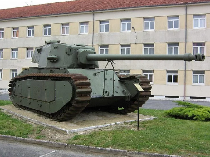 ARL 44 ra đời sau Chiến tranh Thế giới thứ hai và trở thành loại xe tăng hạng nặng đầu tiên Pháp sản xuất sau cuộc chiến tranh này. Với nòng pháo lên tới 90mm, xe tăng hạng nặng ARL 44 được xem là một trong những loại xe tăng hạng nặng hiện đại nhất và cũng đắt đỏ nhất thời bấy giờ. Nguồn ảnh: Warhistoryonline.