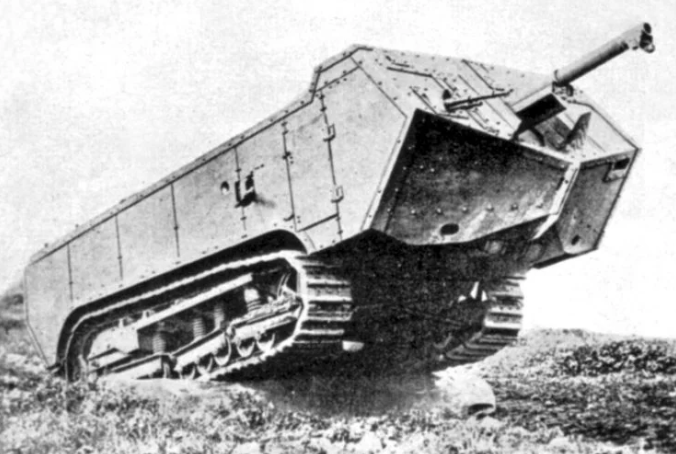 Trước đó, một loại xe tăng Pháp khác từng "làm mưa làm gió" ở Thế chiến thứ 1 mang tên Saint Chamond cũng đã thay đổi thiết kế xe tăng trên thế giới khi nó có khẩu pháo cỡ nòng lên tới 75mm và hệ thống xích, khung gầm độc lập thay vì chạy dọc thân như toàn bộ các loại xe tăng ra đời cùng thời. Nguồn ảnh: Warhistoryonline.