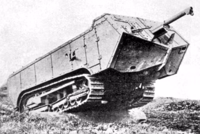 Trước đó, một loại xe tăng Pháp khác từng "làm mưa làm gió" ở Thế chiến thứ 1 mang tên Saint Chamond cũng đã thay đổi thiết kế xe tăng trên thế giới khi nó có khẩu pháo cỡ nòng lên tới 75mm và hệ thống xích, khung gầm độc lập thay vì chạy dọc thân như toàn bộ các loại xe tăng ra đời cùng thời. Nguồn ảnh: Warhistoryonline.