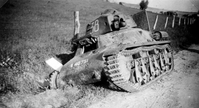 Loại xe tăng cách mạng tiếp theo mà Pháp sản xuất ra đó là H-35 và H-39. Hai loại xe tăng này về cơ bản được xem là loại xe tăng đầu tiên trên thế giới được trang bị... súng máy đồng trục với nòng pháo và có hệ thống động cơ cực kỳ mạnh mẽ. Nguồn ảnh: Warhistoryonline.