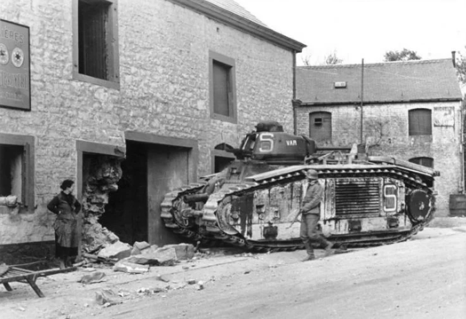 Tới Chiến tranh Thế giới thứ hai, Pháp đưa vào sử dụng loại xe tăng hạng nặng mang tên Char B1 vốn dĩ đã thiết kế xong từ những năm 20 trước đó nhưng phải tới trước chiến tranh mới được sản xuất. Đây được coi là xe tăng có hoả lực mạnh bậc nhất thời bấy giờ khi nó được trang bị tới hai khẩu pháo bao gồm một khẩu 75mm ở trước mũi và một khẩu 45mm trên nóc tháp pháo. Nguồn ảnh: Warhistoryonline.