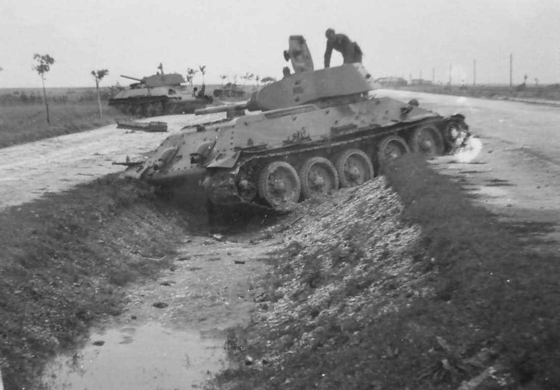 Trận chiến này có sự tham gia của các sư đoàn xe tăng số 9, 11, 13, 14 và 15 thuộc Tập đoàn xe tăng 1 Đức cùng sư đoàn xe tăng số 23 thuộc tập đoàn quân số 6 và quân đoàn cơ giới số 44 thuộc Tập đoàn quân 17. Nguồn ảnh: Pinterest.