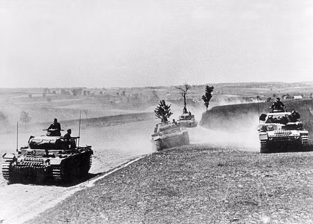 Về phía Đức, thiệt hại cũng không hề nhỏ khi có tới 200 xe tăng tương đương với gần 1/3 lực lượng bị tiêu diệt. Tuy nhiên bù lại, cánh quân thiết giáp mạnh bậc nhất của Liên Xô ở hướng Tây Nam lúc bấy giờ coi như đã bị mất khả năng chiến đấu và buộc phải rút lui. Nguồn ảnh: Pinterest.